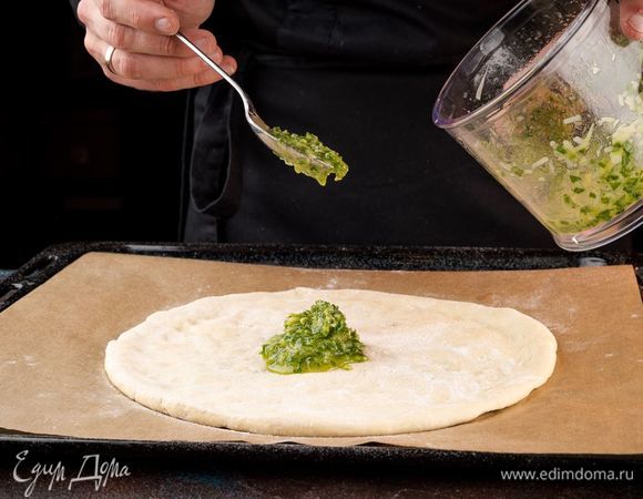 Смазать тесто для пиццы соусом. 
