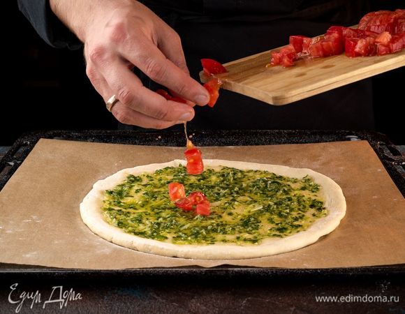 Разложить сверху на тесто.