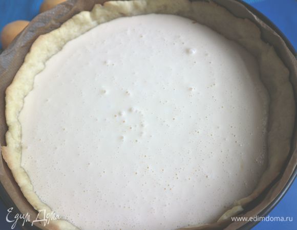 Залить заливку. Поместить в духовку на 40 минут, предварительно убавив температуру до 180°С.