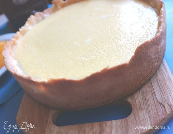 Освободить из формы пирог, удалить бумагу для выпечки.