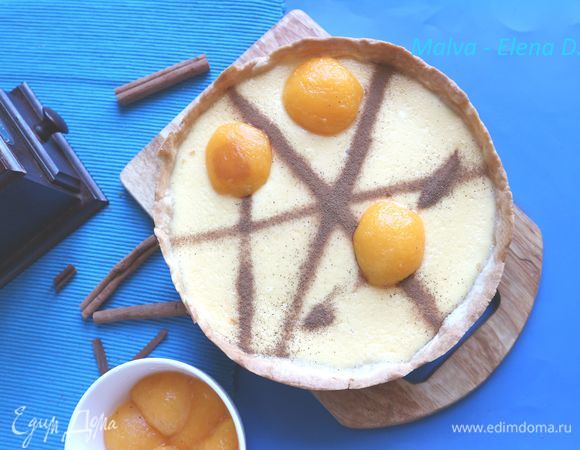 Украсить по вашему усмотрению. У меня здесь половинки абрикосов, из которых вынуты косточки, абрикосы были несколько минут проварены в воде с лимонным соком и сахаром, затем очищены от кожуры. Еще использовала для украшения молотую корицу.