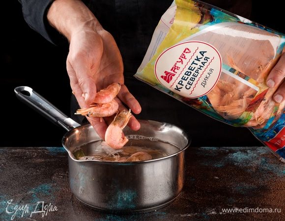 Довести до кипения воду, добавить креветки ТМ «Магуро». Добавить соль и молотый перец, лавровый лист. Проварить 1 минуту и выключить.