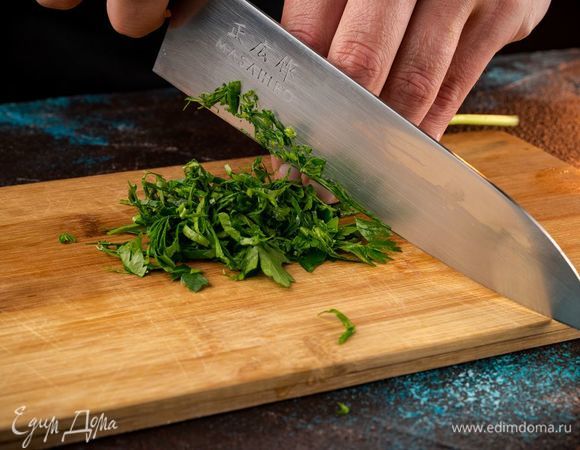 Зелень мелко нарежьте.