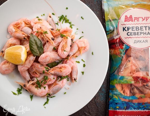 Выложите вареные креветки на блюдо, посыпьте специями по вкусу и измельченной зеленью, полейте лимонным соком. Ароматная закуска готова. Приятного аппетита!