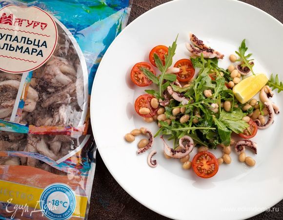 В салатник добавьте нарезанных кальмаров, специи по вкусу. Перемешайте салат и подавайте к столу. Приятного аппетита!