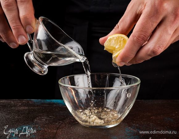 В емкости смешайте 1 ст. л. уксуса, лимонный сок, измельченный чеснок и молотый перец.