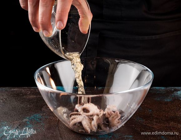 Положите в маринад отваренных мини-осьминогов, накройте емкость пленкой и поставьте в холодильник на 2 часа мариноваться. 