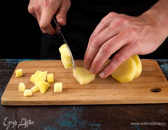 Картофель отварите и нарежьте кубиками.