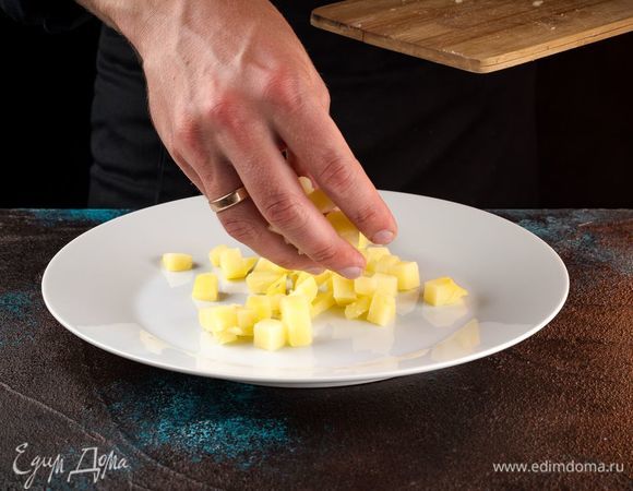 Выложите картофель на тарелку.