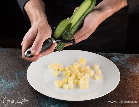 Огурцы нарежьте полосками с помощью овощечистки.