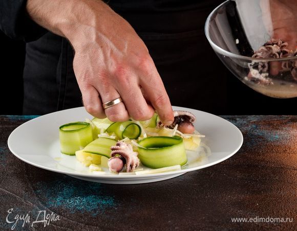 Далее — маринованных отварных мини-осьминогов.