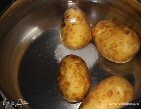 Картофель залить водой, добавить соль и варить после закипания 15 минут. Достать из кастрюли и остудить.