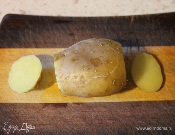 Отрезать кончики у картофеля.