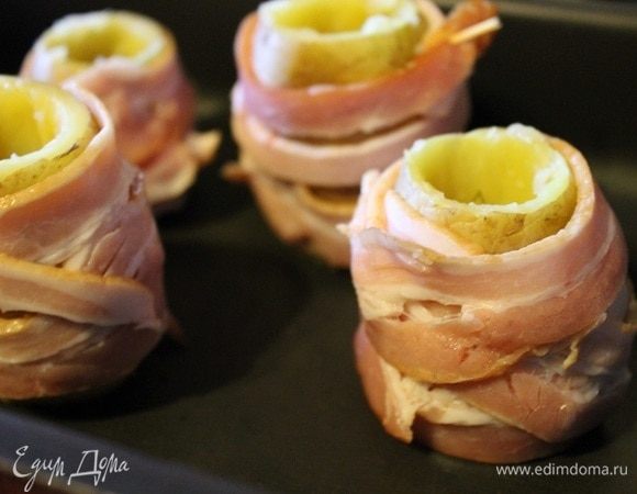 Картофель завернуть в бекон.