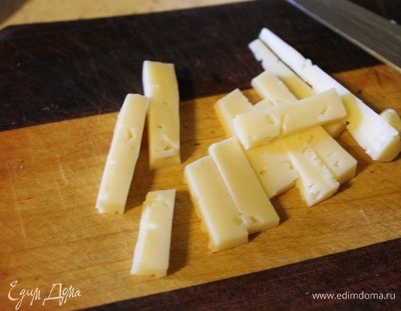 Сыр нарезать брусочками.