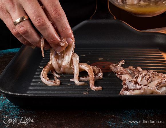 Обжарьте щупальца кальмара на раскаленном гриле по 4 минуты с каждой стороны. Готовность зависит от размера щупалец.