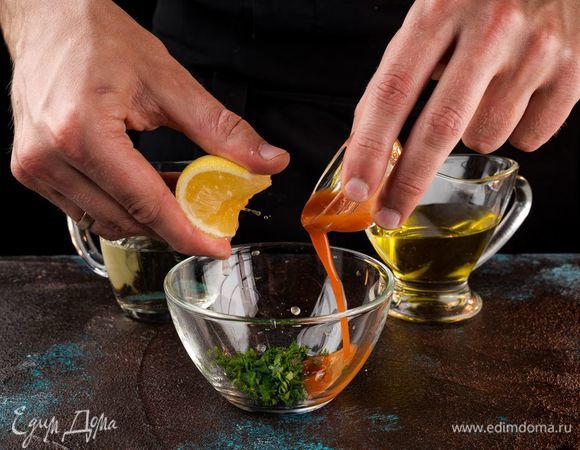 Приготовьте маринад. Для этого смешайте оливковое масло с вином, лимонным соком и соусом табаско. Также добавьте измельченную петрушку и соль. Все хорошо перемешайте.