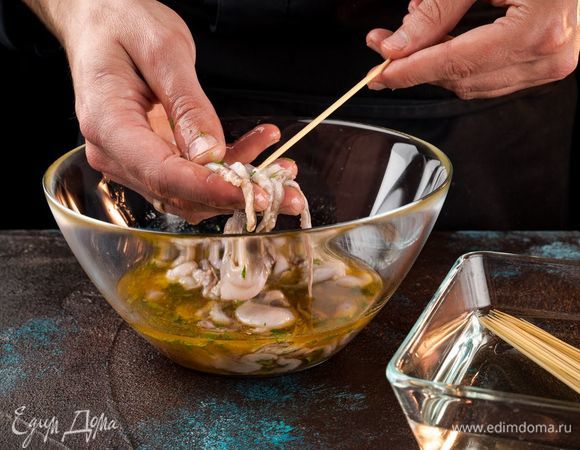 Мини-осьминогов ТМ «Магуро» разморозьте, промойте и поместите в маринад. Накройте емкость пищевой пленкой и оставьте мариноваться на 1–2 часа.