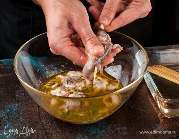 Шпажки заранее замочите в воде на 30 минут. На каждую нанизываем маринованных мини-осьминогов.