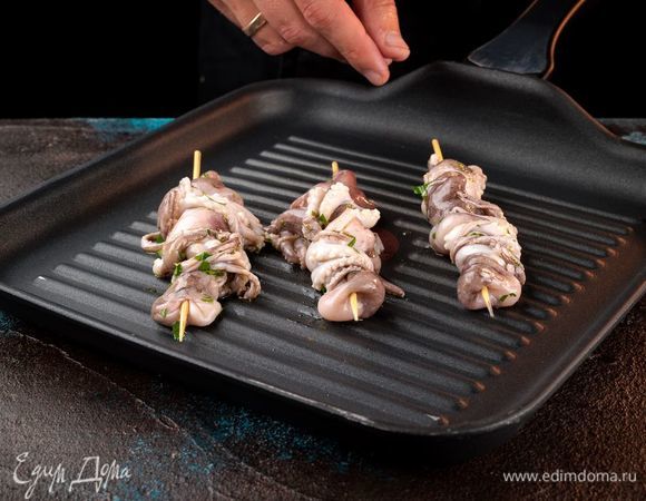 Обжаривайте на гриле 7 минут.