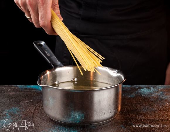 Отварите пасту до полуготовности. 