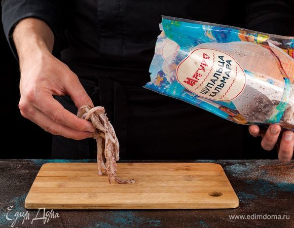 Креветки ТМ «Магуро» разморозьте и очистите от панцирей. Щупальца кальмара ТМ «Магуро» разморозьте, промойте и нарежьте.