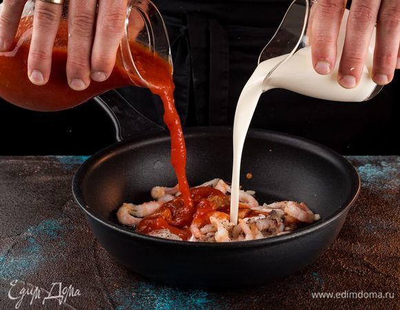 Добавьте томатный соус и сливки. Доведите до кипения.