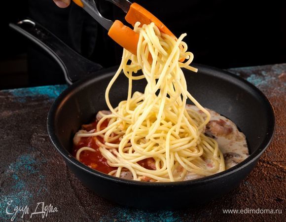 Добавьте отварную пасту и продолжайте тушить на небольшом огне до загустения соуса.