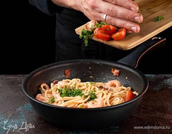 Добавьте помидоры черри, разрезанные пополам.