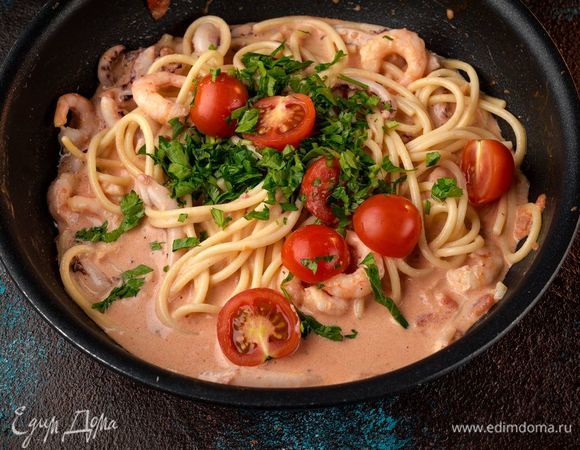 Добавьте рубленую петрушку. Перемешайте и подавайте к столу.