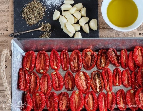 Поставить вялиться томаты при 70°С в течение первых 12–14 часов, периодически меняя полки в сушилке. Через примерно 14 часов перевести температуру на 50°С и вялить еще примерно 12 часов. В результате у вас должны получиться не сухие и не полусырые ломтики, а именно завяленные-мягкие в серединке и с сухими скукоженными краями.