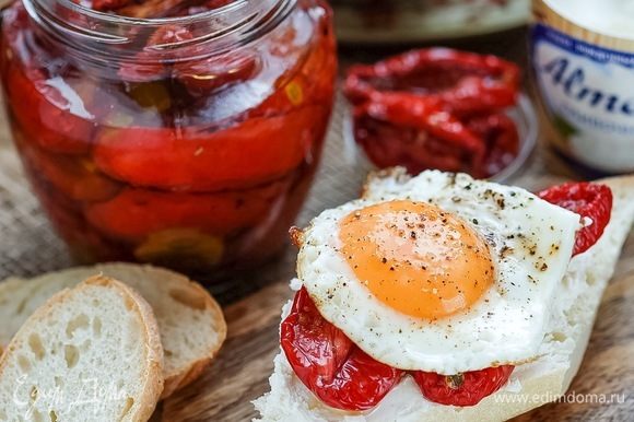 Что можно сделать с вялеными томатами? Во-первых, использовать для бутербродов и сэндвичей. На фото бутерброд на завтрак с творожным сыром, вялеными томатами и яйцом.