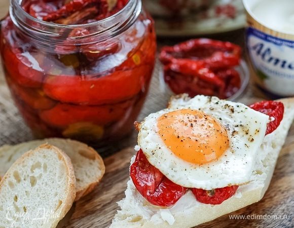 Что можно сделать с вялеными томатами? Во-первых, использовать для бутербродов и сэндвичей. На фото бутерброд на завтрак с творожным сыром, вялеными томатами и яйцом.
