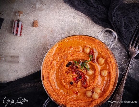 Можно использовать как яркий акцент в приготовлении хумуса (паста из нута) . На фото хумус с запеченным перцем и вялеными томатами.