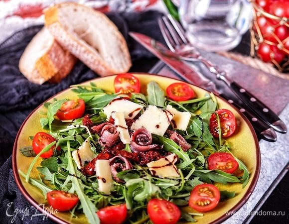 Ну и, конечно же, в приготовлении разонообразных салатов. На фото салат с руколой, пармезаном, копчеными анчоусами в масле и вялеными томатами.