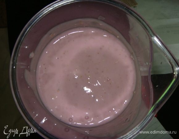 В стакан от блендера всыпаем мюсли и вливаем йогурт.