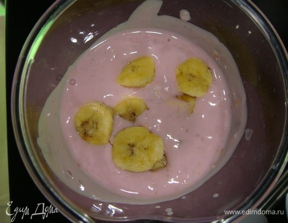 Добавляем нарезанный кружочками банан.
