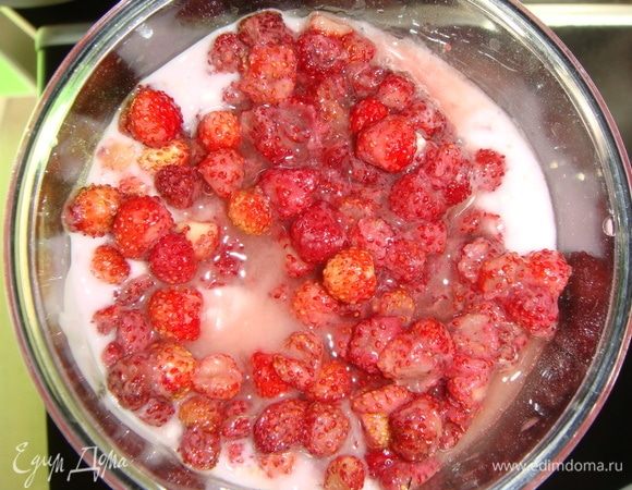 Засыпаем землянику.