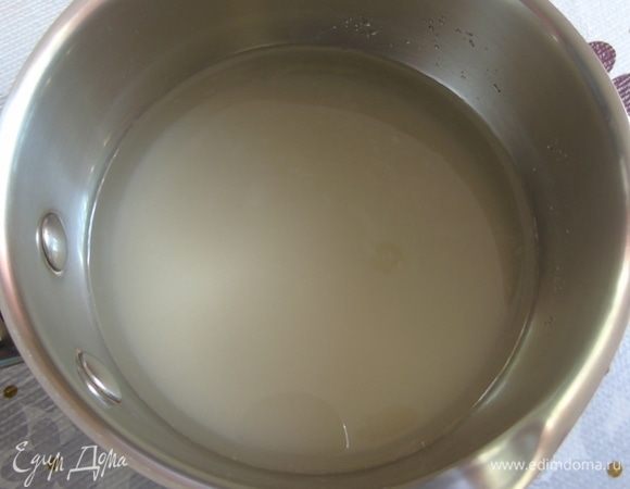 Сварим сироп: наливаем в сотейник воду, добавляем сахар и ванильный сахар. Нагреваем до растворения сахара (как только закипит, сразу выключаем).