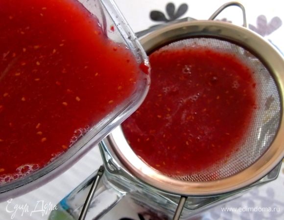 Добавьте воду и перемешайте. Процедите. Добавьте розовую воду и лимонный сок. Если малина кислая, то достаточно 2 ч. л., у меня очень сладкая и я добавила 2 ст. л., это примерно пол лимона.