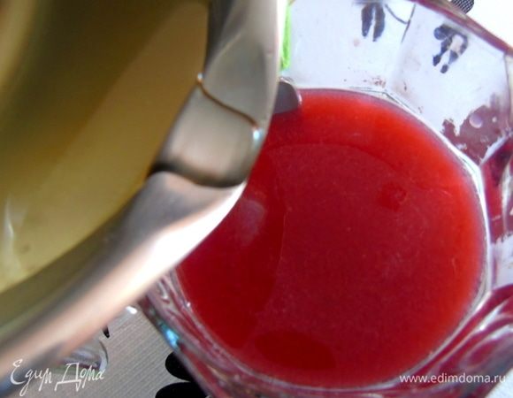 Затем добавьте сироп. Сироп также добавляйте по вкусу, возможно весь и не понадобиться.