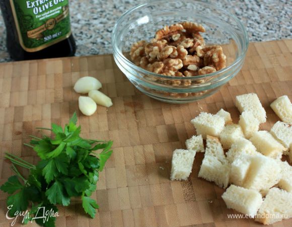 Подготовить продукты для соуса. Хлеб должен быть черствый.