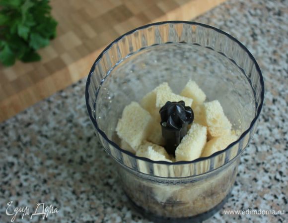 В блендер положить грецкие орехи и чеснок, тщательно измельчить, затем добавить кусочки хлеба без корок, еще раз измельчить.