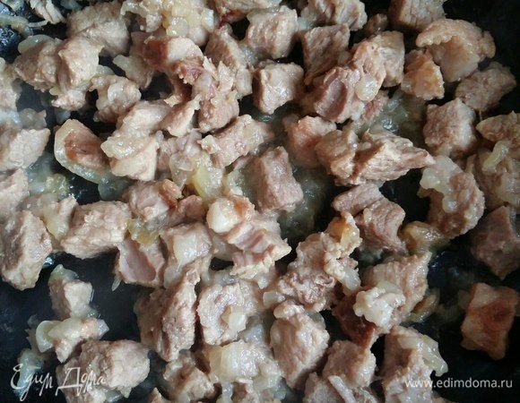 Вода вся испарится, выключим огонь и переложим в тарелку остывать.