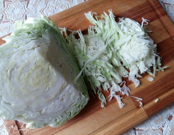 Пока тушится мясо, нашинкуем капусту.
