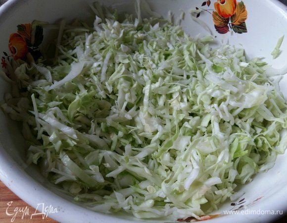 Добавим немного соли, 1 ст. л. уксуса и руками немного пожмем. Когда капуста молодая, то этого делать не нужно, просто заправить уксусом и перемешать. А если капуста зимняя, тогда мы должны проделать манипуляции с капустой руками, для мягкости:)