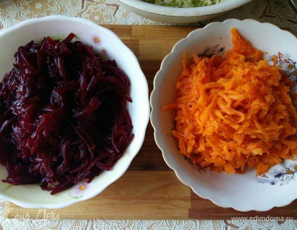 Овощи сварились, остыли, натрем на терке свеклу и морковь. Немного присолим и то, и другое.
