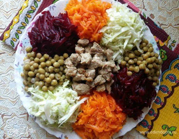 Откроем баночку горошка и выложим по кругу все овощи, чередуя в определенном порядке, какой нравится вам. Мясо выложим в центр.