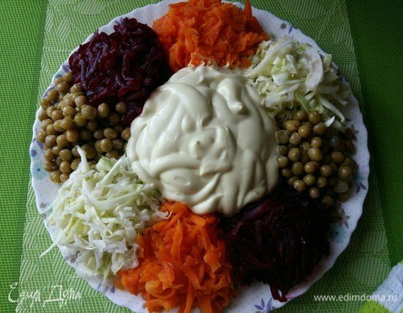 На мясо сверху полить майонез. И в таком виде, или в виде шага 8 подать к столу. Уже за столом перемешаем. 