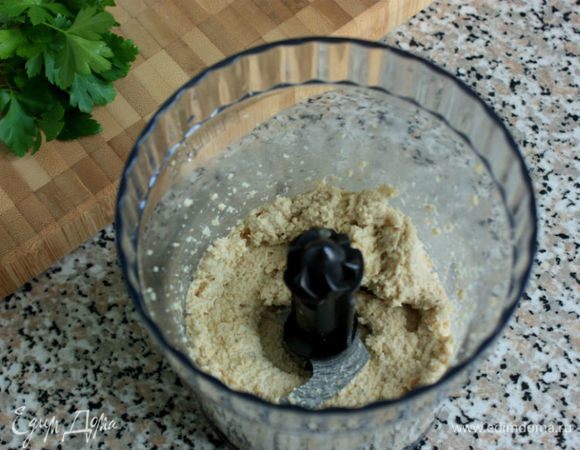 Влить 3 ст. л. воды, включить блендер на 1–2 минуты, затем постепенно добавлять оливковое масло и взбивать до однородной массы.После добавления воды он становится светлым. Чтобы соус стал менее густым, следует понемногу добавлять воду или лимонный сок.